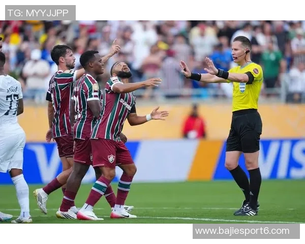 弗拉门戈门将失误送礼对手轻松进球引发全场哄笑